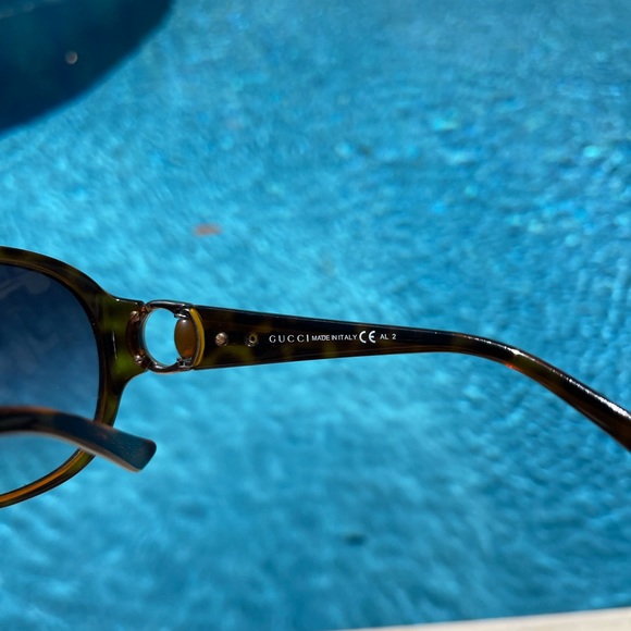 GUCCI ladies sunglasses. Tortoise frame w/ horsebit detail - Picture 7 of 7